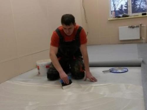 Чем приклеить линолеум к бетонному полу в комнате и на стыках. Подготовка основания перед укладкой 03 Чем приклеить линолеум к бетонному полу в комнате и на стыках. Подготовка основания перед укладкой 03