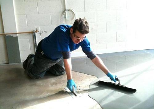 Нужно ли клеить линолеум к бетонному полу. Нужно ли приклеивать линолеум к полу в квартире или не обязательно это делать?