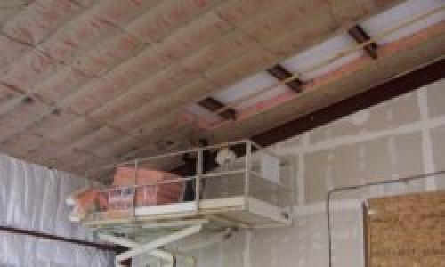 Как утеплять потолок деревянного дома из бруса. Утепление потолка со стороны чердака