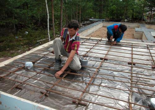 Бетонная стяжка в каркасном доме. Как сделать пол в каркасном доме своими руками: схема
