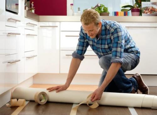 Нужно ли клеить линолеум к бетонному полу. Преимущества метода