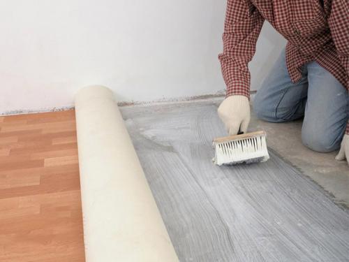 Линолеум на бетонный пол в частном доме. Постелить линолеум на бетонный пол без ошибок: правильная технология укладки линолеума