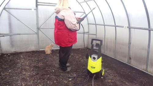 Чем помыть поликарбонатную теплицу осенью. Осенняя обработка теплиц из поликарбоната 06