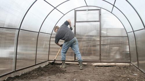 Полная инструкция: чем обработать теплицу и почву осенью после сбора урожая 01
