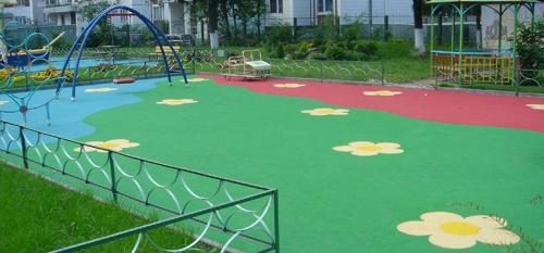 Покрытие для детской площадки. Травмобезопасные покрытия детских площадок: что выбрать для участка?