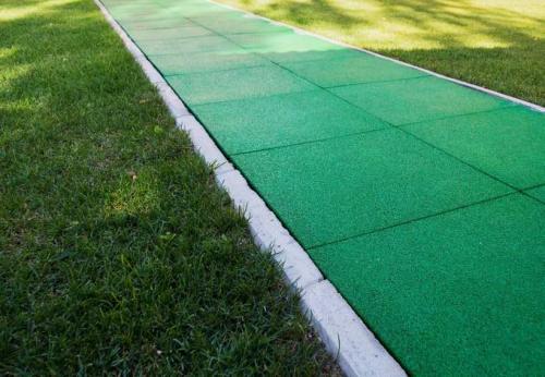 Резиновое покрытие для двора. Резиновые дорожки для дачи: особенности материала, мастер-класс по укладке и монтажу на различные поверхности, интересные идеи дизайна дорожки (фото + видео)