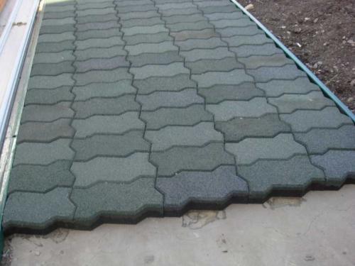 Резиновое покрытие для двора. Резиновые дорожки для дачи: особенности материала, мастер-класс по укладке и монтажу на различные поверхности, интересные идеи дизайна дорожки (фото + видео)