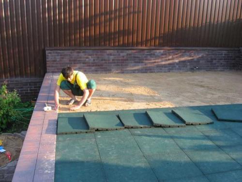 Резиновое покрытие для двора. Резиновые дорожки для дачи: особенности материала, мастер-класс по укладке и монтажу на различные поверхности, интересные идеи дизайна дорожки (фото + видео)