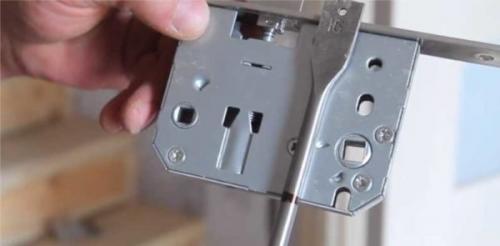 Установка замка с ключом в межкомнатную дверь. Как врезать замок в межкомнатную дверь: пошаговые фото