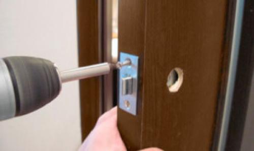 Инструкция по установке замка в межкомнатную дверь. Как правильно врезать замок вмежкомнатную дверь 21