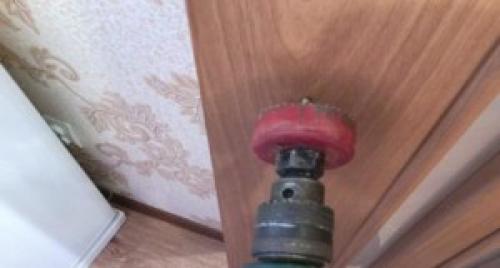 Инструкция по установке замка в межкомнатную дверь. Как правильно врезать замок вмежкомнатную дверь 18