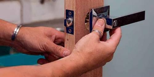 Врезка замка в межкомнатную дверь инструмент. Нужные инструменты для монтажа