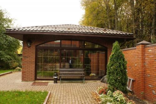 Закрытая летняя кухня с мангалом. Открытая или закрытая летняя кухня: достоинства и недостатки