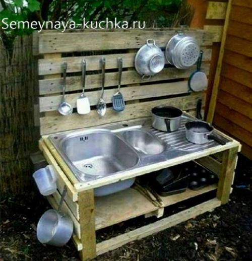 Что можно сделать своими руками на детской площадке. Игровая кухня во дворе.