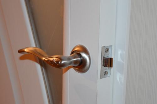 Врезка замков в межкомнатные двери своими руками. Инструменты для врезки замков и защелок 05 Врезка замков в межкомнатные двери своими руками. Инструменты для врезки замков и защелок 05