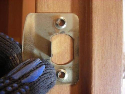 Врезка замков в межкомнатные двери фрезером. Как выполняется врезка замка в деревянные межкомнатные двери