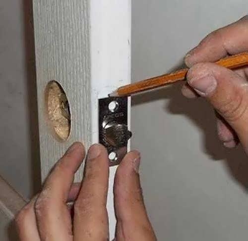 Врезка замка в межкомнатную дверь размеры. Нужные инструменты для монтажа