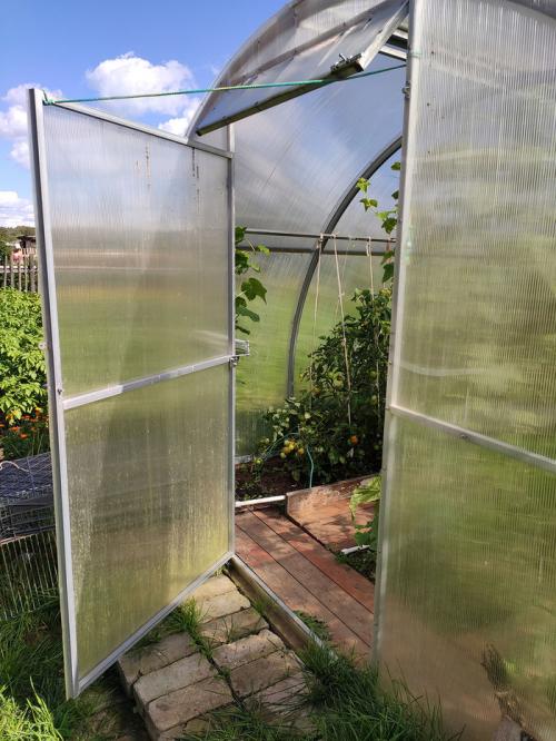 Как установить тепличные створки. Устройство автоматического проветривания теплиц