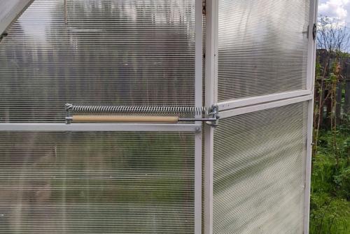 Как установить тепличные створки. Устройство автоматического проветривания теплиц